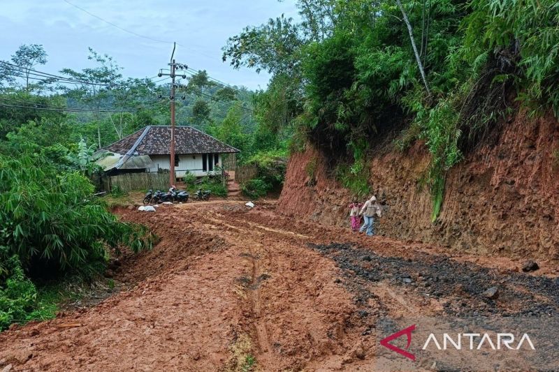 Pemkab Cianjur masih fokus penanganan jalan rusak akibat bencana