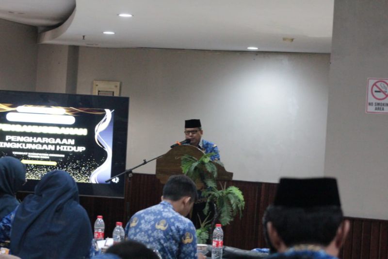 Pemkab Cirebon memberikan penghargaan lingkungan untuk sekolah dan desa