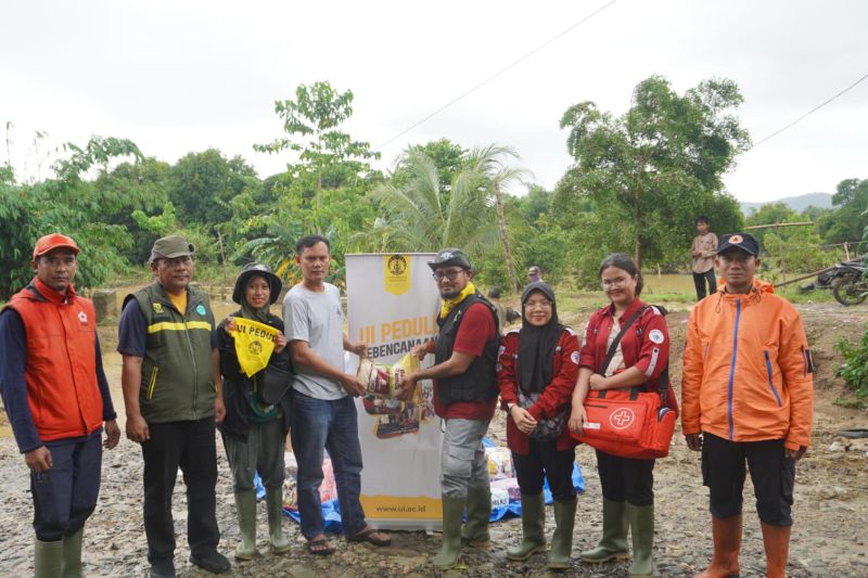 UI memberikan bantuan logistik dan trauma healing korban bencana di Sukabumi