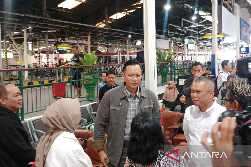 Menko AHY mengaku nyaman menjajal KA Jakarta-Yogyakarta tanpa transit 6 jam