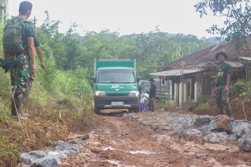 J&T Cargo berikan bantuan bagi korban banjir di Sukabumi dan Cianjur