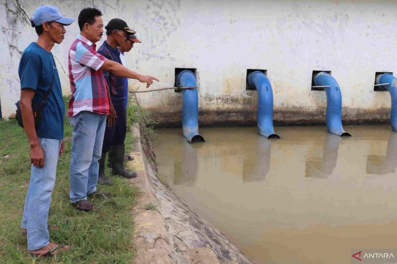 Pemkab Bekasi menyalurkan bantuan mesin pompa air lahan pertanian