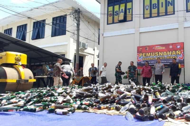 Polres Tasikmalaya musnahkan 10 ribu botol minuman keras hasil razia