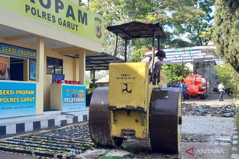 Polres Garut memusnahkan ribuan botol minuman keras dan knalpot bising