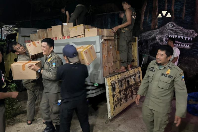 Petugas gabungan menyita ribuan botol minuman keras siap edar di Garut