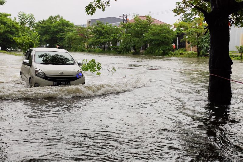 Air kanal Borong meluap hingga menggenangi ruas jalan