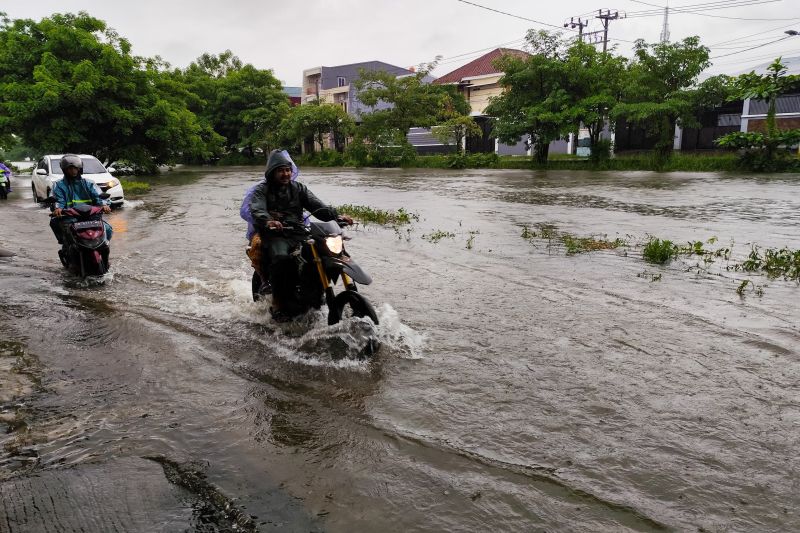 Air kanal Borong meluap hingga menggenangi ruas jalan