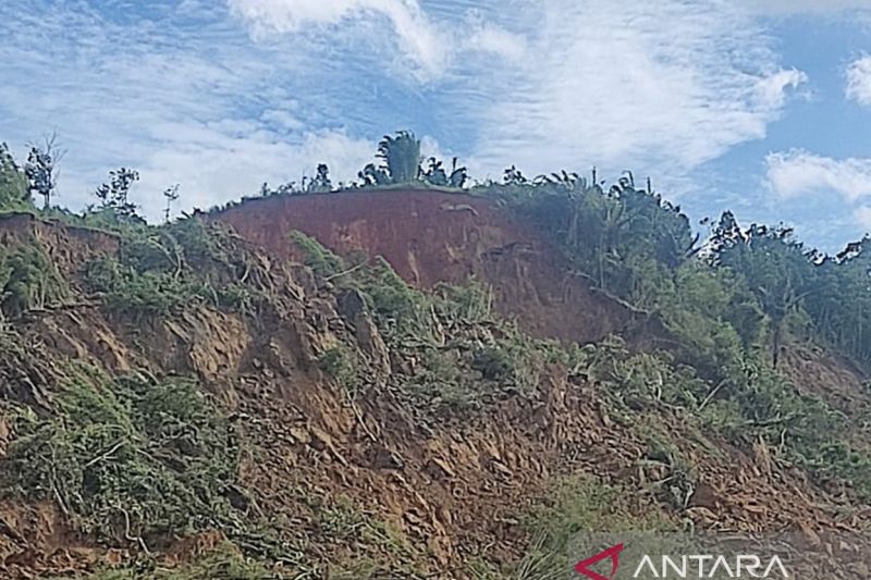 Puluhan kepala keluarga ngungsi terdampak Gunung Garu Sukabumi longsor