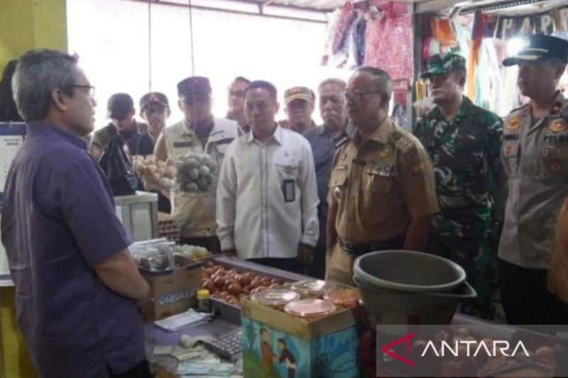 Pemkab Cianjur pastikan harga bahan pokok relatif stabil, kecuali telur dan daging ayam