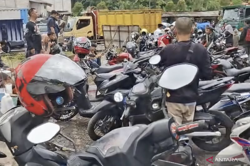 DLH Bandung Barat kerahkan personel bersihkan tumpahan cairan kimia di jalan