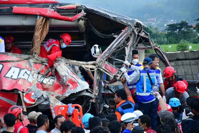 Kecelakaan bus pariwisata dan truk di ruas Tol Pandaan Malang