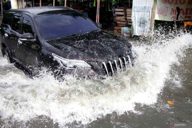 Kiat aman dan nyaman berkendara selama musim hujan