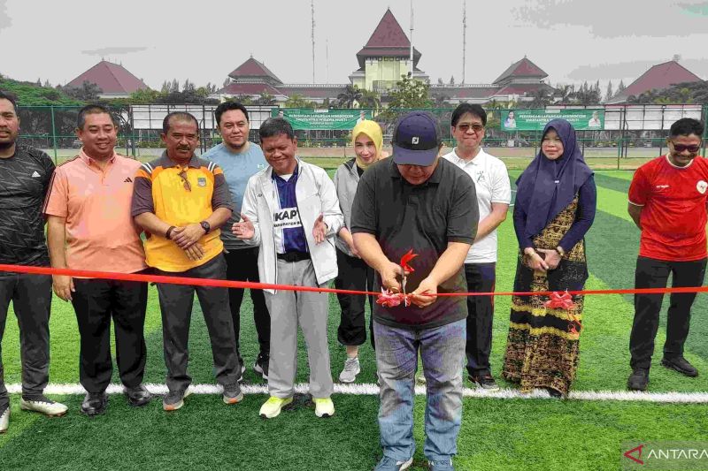 Bupati Bekasi meresmikan lapangan mini soccer Swatantra Wibawa Mukti