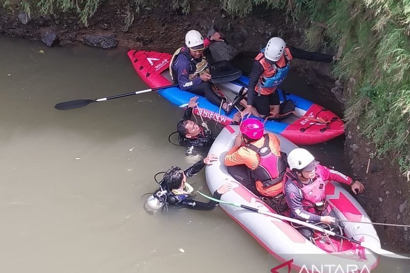 Tim SAR mengevakuasi jasad anak laki-laki hanyut di Sungai Ciliwung Bogor