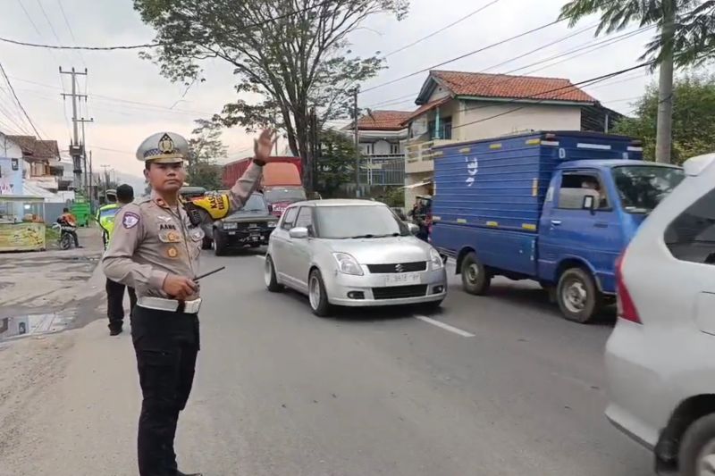 Polisi memberlakukan satu arah atasi kepadatan di jalur Bandung-Garut