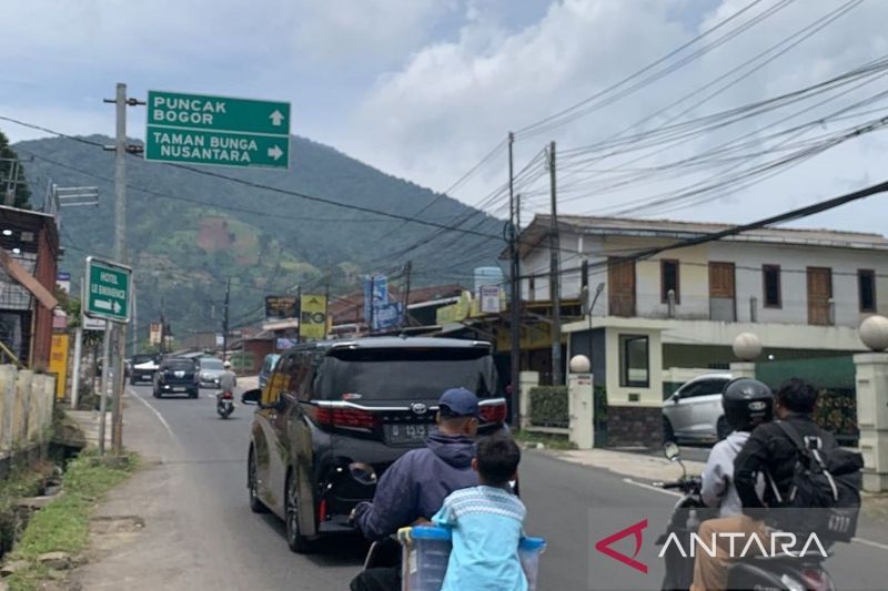 Polres Cianjur terjunkan tim pengurai antrean di jalur utama Puncak pada libur akhir tahun