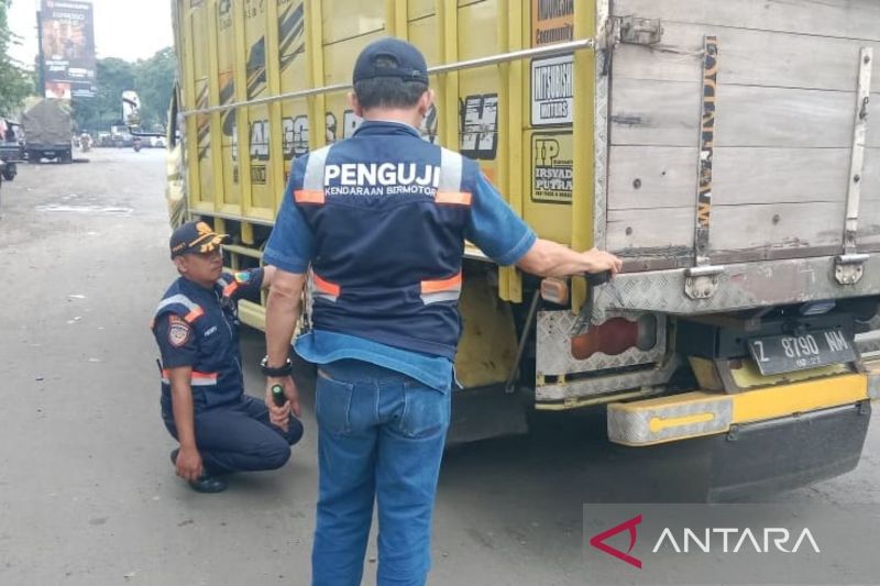 Dishub bersama Polres Cianjur lakukan pemeriksaan kendaraan di Puncak Pass