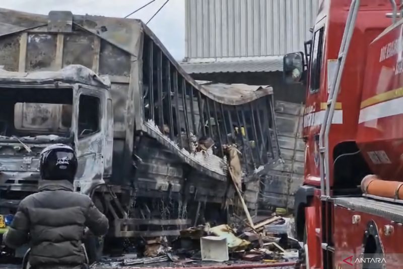 Damkar Kota Bandung padamkan kebakaran mobil truk pengangkut ratusan paket