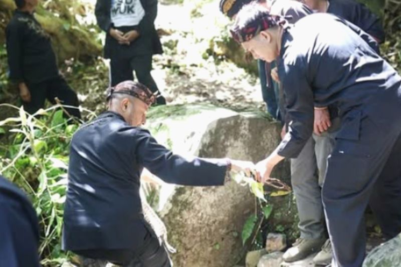 Pj Bupati Subang lakukan aksi bersih-bersih sampah plastik di sumber mata air Cupunagara