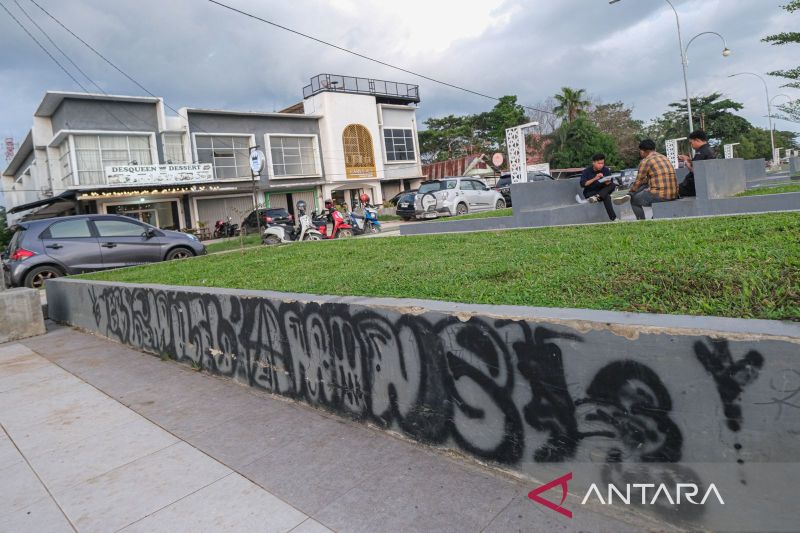 Aksi corat coret di Taman Kali Kadia