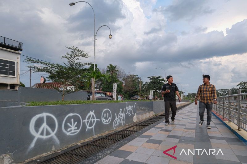 Aksi corat coret di Taman Kali Kadia