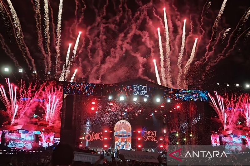 Pesta kembang api menutup konser ulang tahun ke-41 Slank