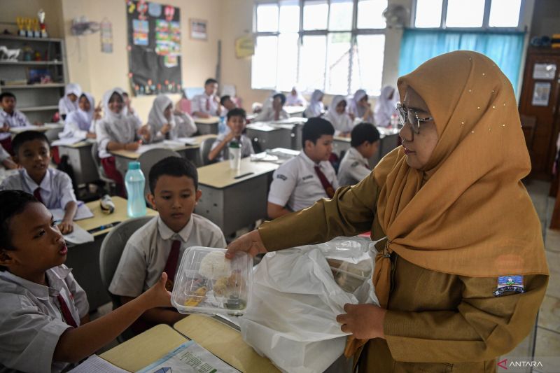 Pelaksanaan program makan siang gratis di Palembang