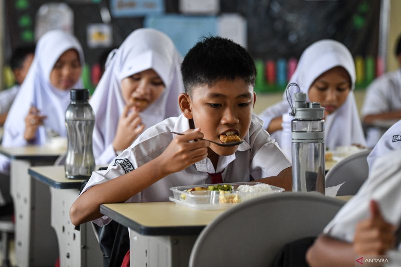 Pelaksanaan program makan siang gratis di Palembang