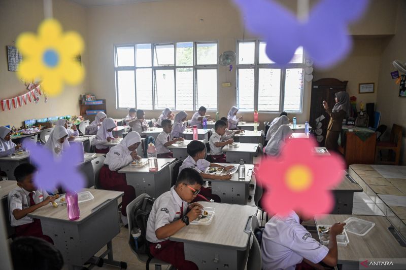 Pelaksanaan program makan siang gratis di Palembang