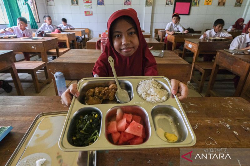 Makan bergizi gratis perdana di Kendari