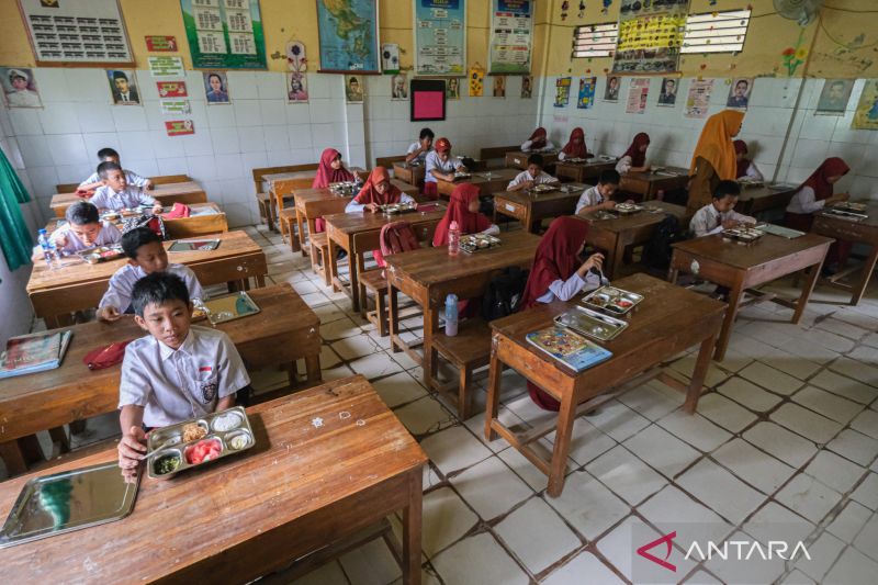 Makan bergizi gratis perdana di Kendari