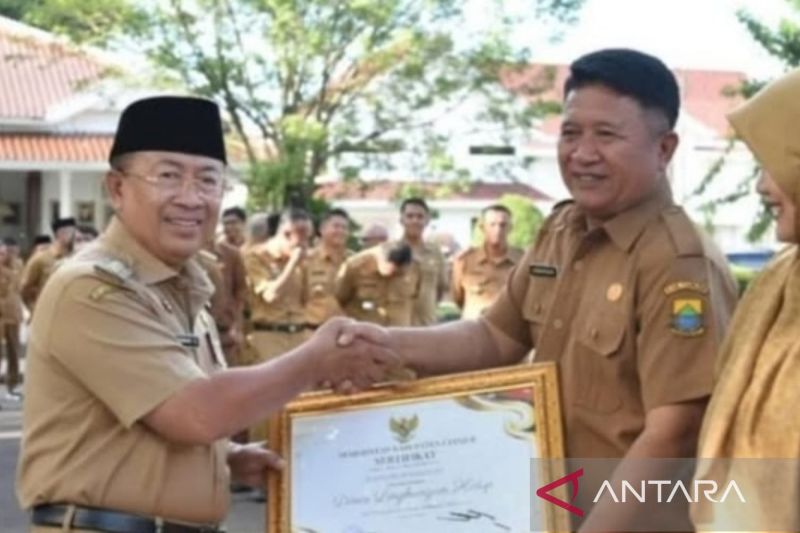 Pemkab Cianjur berikan penghargaan OPD capai target PAD 2024