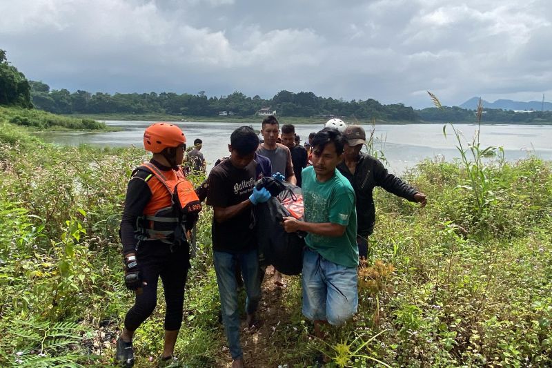 Tim SAR gabungan evakuasi jasad pria hanyut di Sungai Citarum Bandung