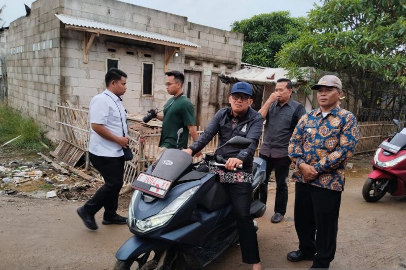 Menteri P2MI menginap di rumah mantan pekerja migran di Karawang diskusi dengan tokoh