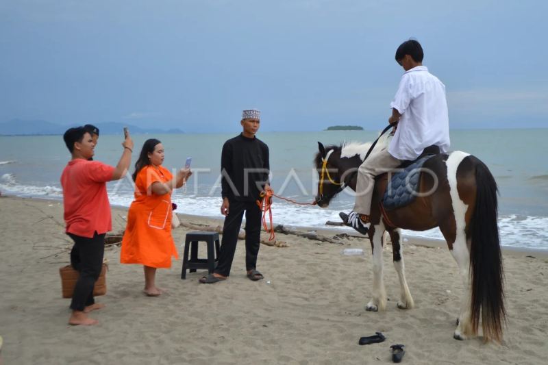 Jasa wisata berkuda oleh santri di Padang