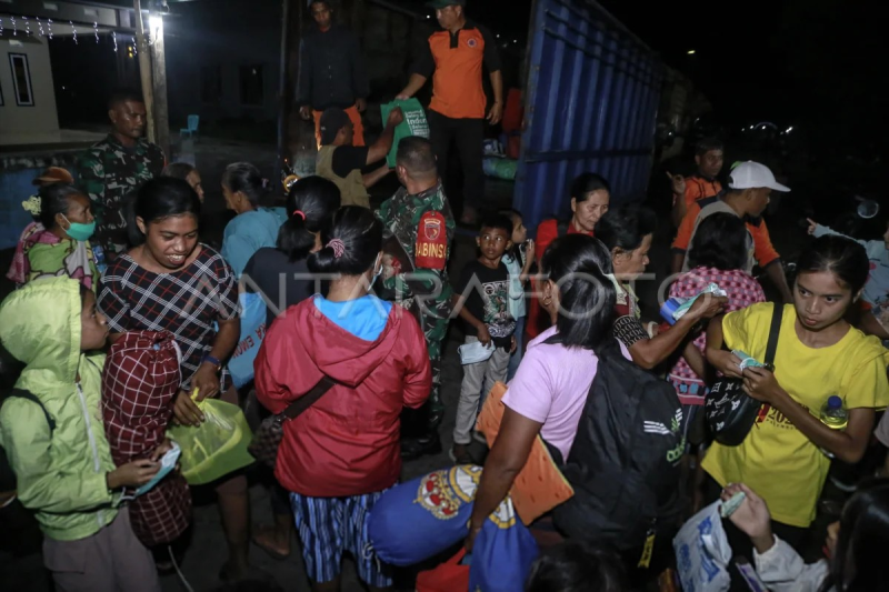 Evakuasi warga di zona merah Gunung Ibu