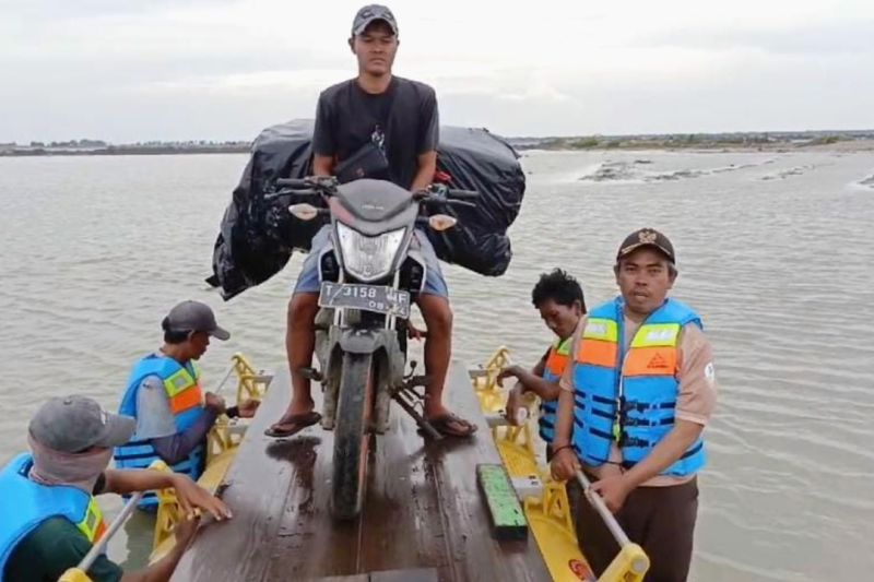 Banjir rob di pesisir utara Karawang merendam puluhan rumah warga