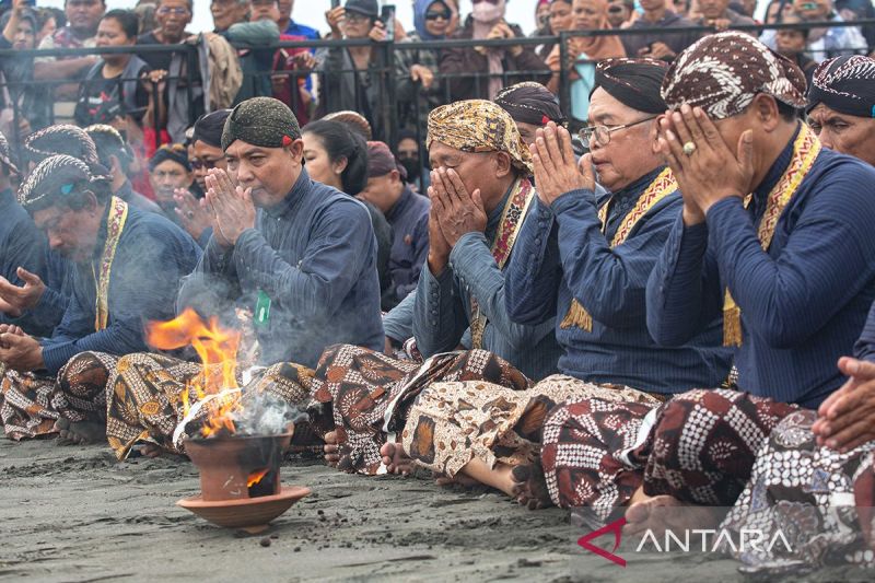 Kapan malam 1 Suro? Cek kalender Jawa bulan Juni-Juli 2025