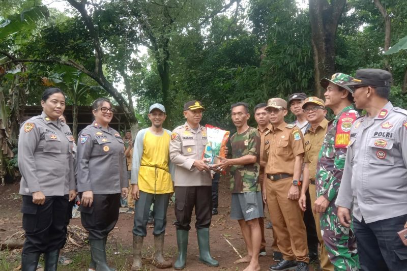 Polisi bersama warga tanam jagung di Bekasi untuk ketahanan pangan