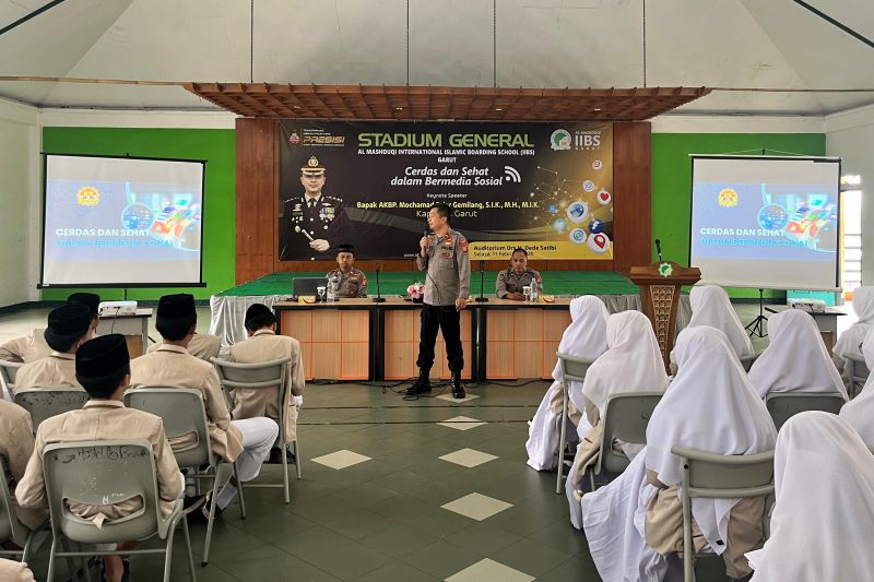Polres Garut mengedukasi santri agar bijak saat bermedia sosial