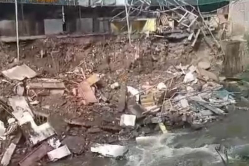 Tanggul sungai di Pasar Ancol ambruk, banjir ancam warga