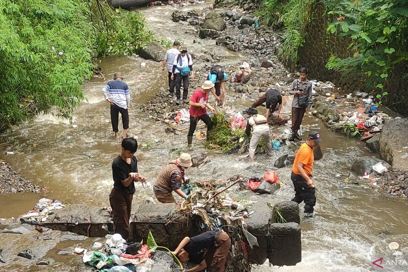 Ulah warga, 20 ton sampah padati sungai di Puncak Cianjur