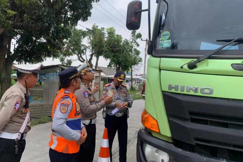 Puluhan truk di Garut ditilang gara-gara melebihi kapasitas muatan