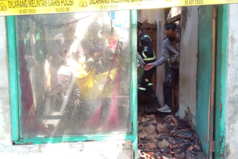 Gara-gara puntung rokok satu rumah di Kuningan terbakar, satu orang tewas