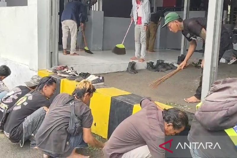 Polres Cianjur menggelar razia 43 preman diamankan bawa senjata tajam