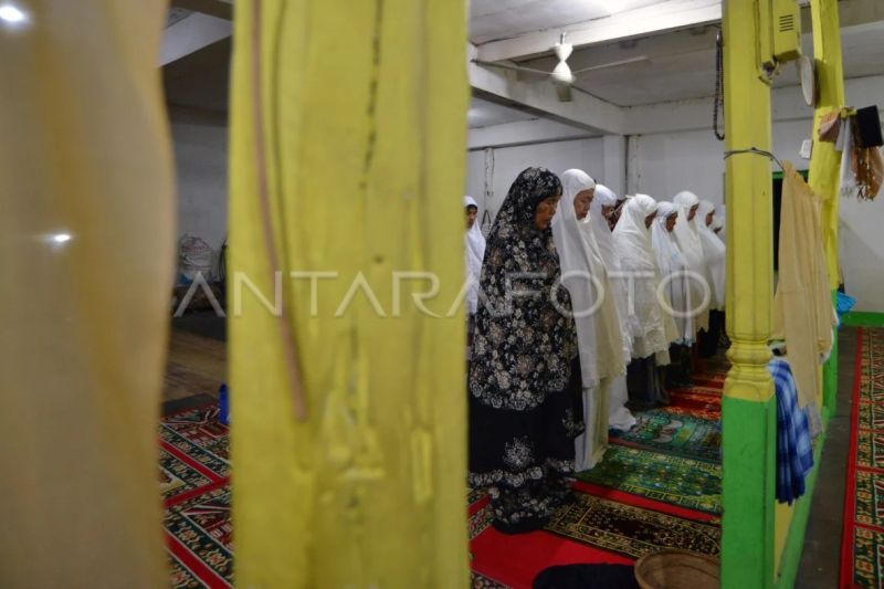 Shalat tarawih Naqsabandiyah Padang