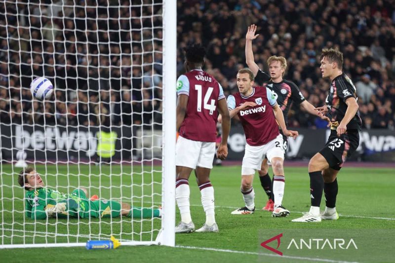 West Ham United hajar Leicester City skor 2-0