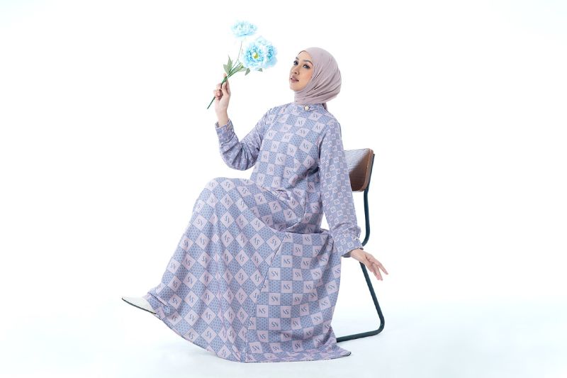 Shalu Nisabila menggabungkan gaya trendi & syari di koleksi raya terbaru