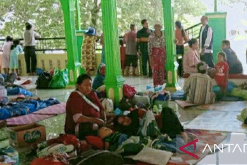 Ribuan warga terdampak banjir di Karawang mengungsi