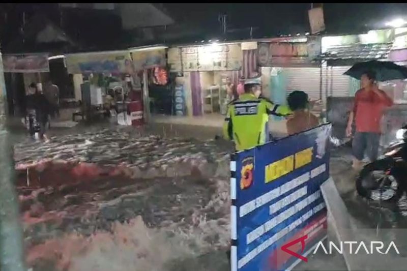 Hujan Deras di Sukabumi Picu Longsor, Jalur Wisata Simpenan-Kiaradua Lumpuh Total